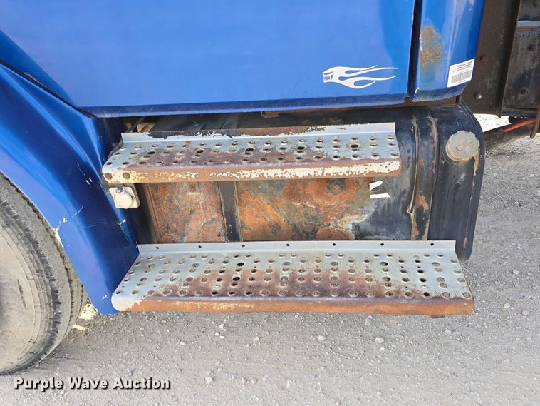 image for item DR3987 1999 Freightliner Business Class hook lift truck