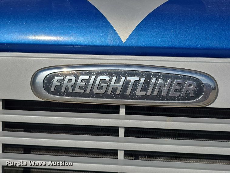 image for item DR3987 1999 Freightliner Business Class hook lift truck