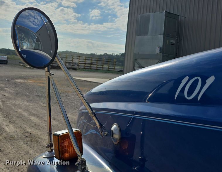 image for item DR3987 1999 Freightliner Business Class hook lift truck