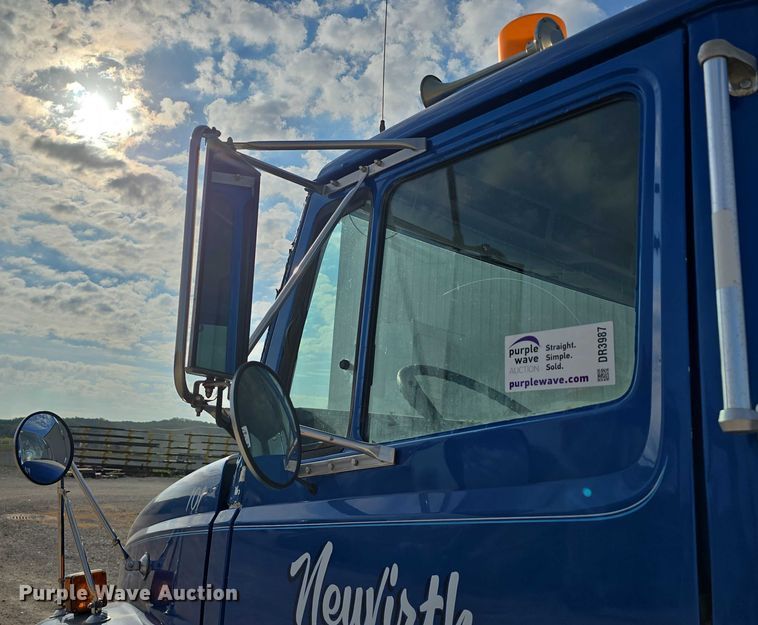 image for item DR3987 1999 Freightliner Business Class hook lift truck