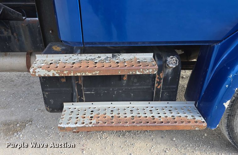 image for item DR3987 1999 Freightliner Business Class hook lift truck