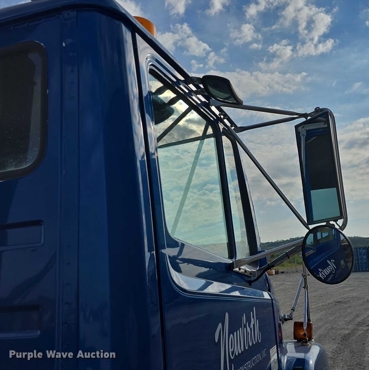 image for item DR3987 1999 Freightliner Business Class hook lift truck