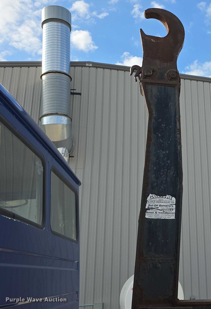 image for item DR3987 1999 Freightliner Business Class hook lift truck