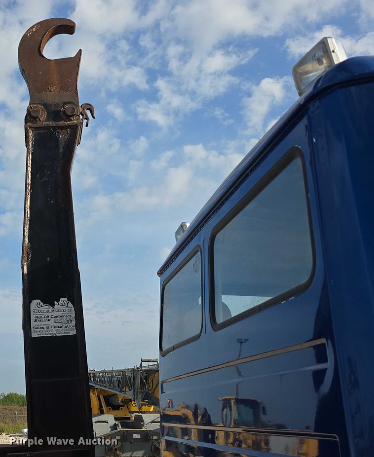 image for item DR3987 1999 Freightliner Business Class hook lift truck