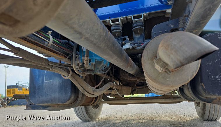 image for item DR3987 1999 Freightliner Business Class hook lift truck