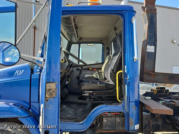 image for item DR3987 1999 Freightliner Business Class hook lift truck