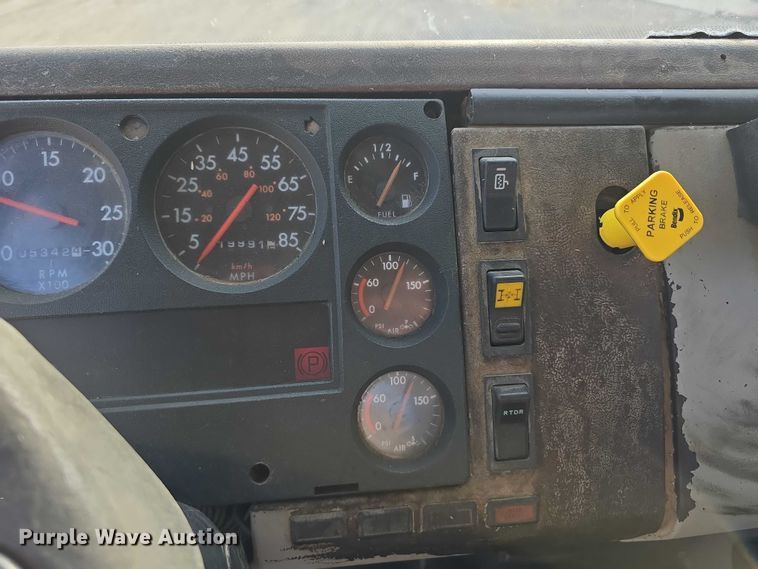 image for item DR3987 1999 Freightliner Business Class hook lift truck