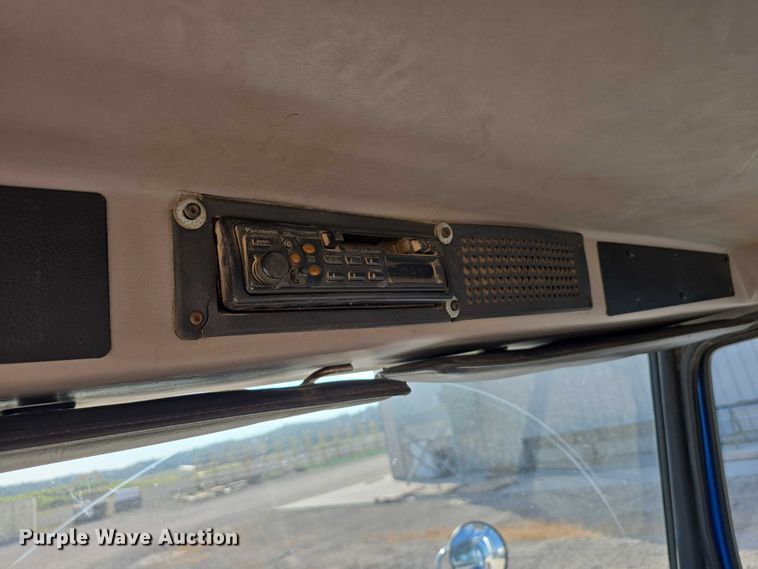 image for item DR3987 1999 Freightliner Business Class hook lift truck