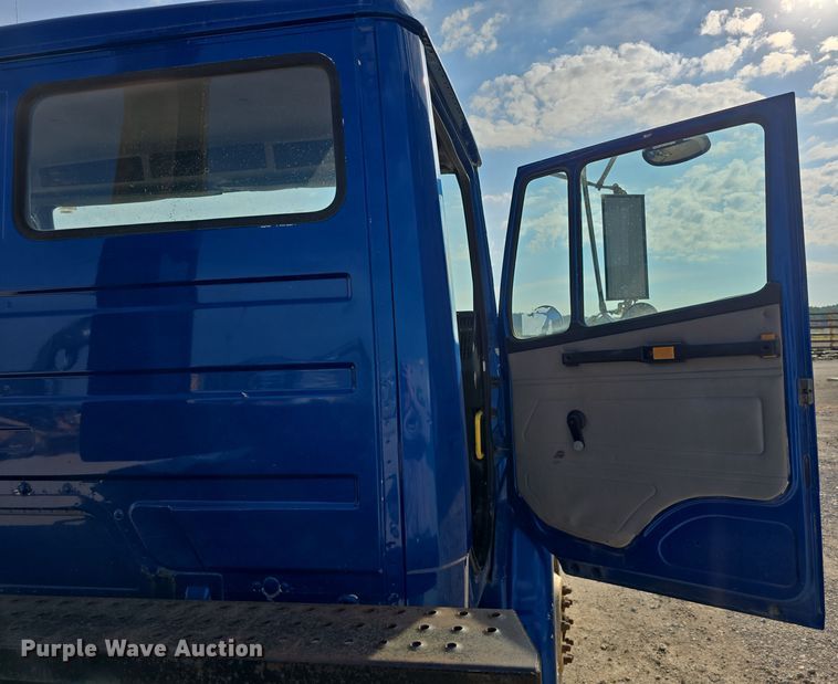 image for item DR3987 1999 Freightliner Business Class hook lift truck