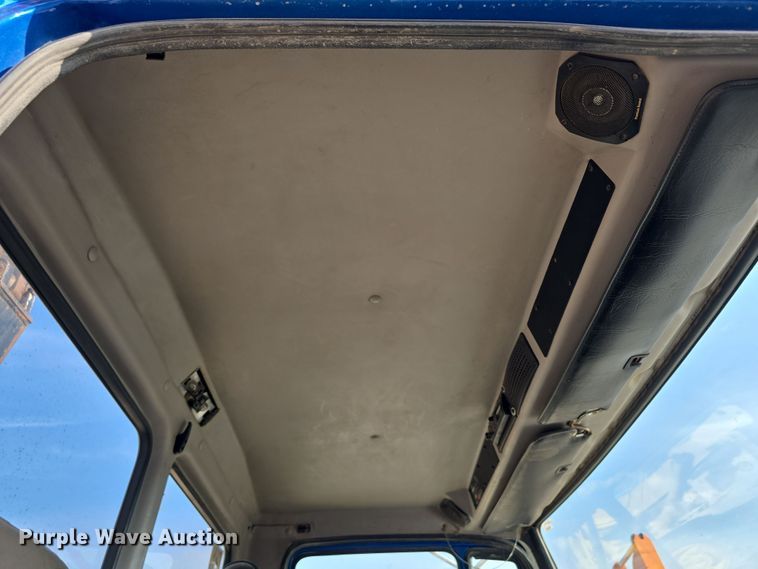 image for item DR3987 1999 Freightliner Business Class hook lift truck