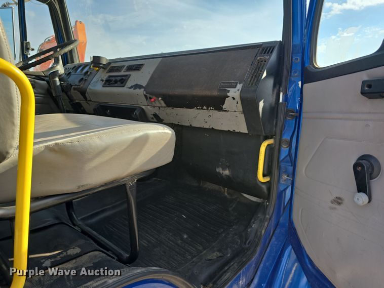 image for item DR3987 1999 Freightliner Business Class hook lift truck