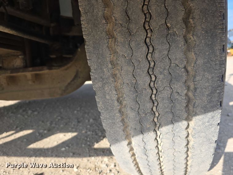 image for item DR3987 1999 Freightliner Business Class hook lift truck