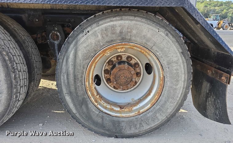 image for item DR3987 1999 Freightliner Business Class hook lift truck