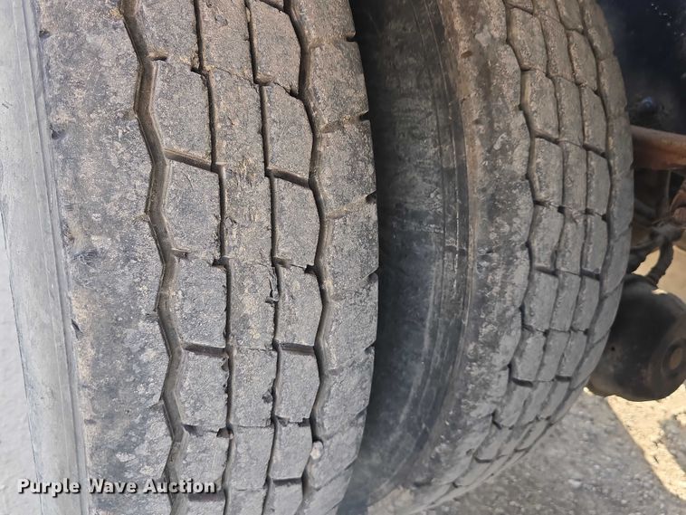 image for item DR3987 1999 Freightliner Business Class hook lift truck