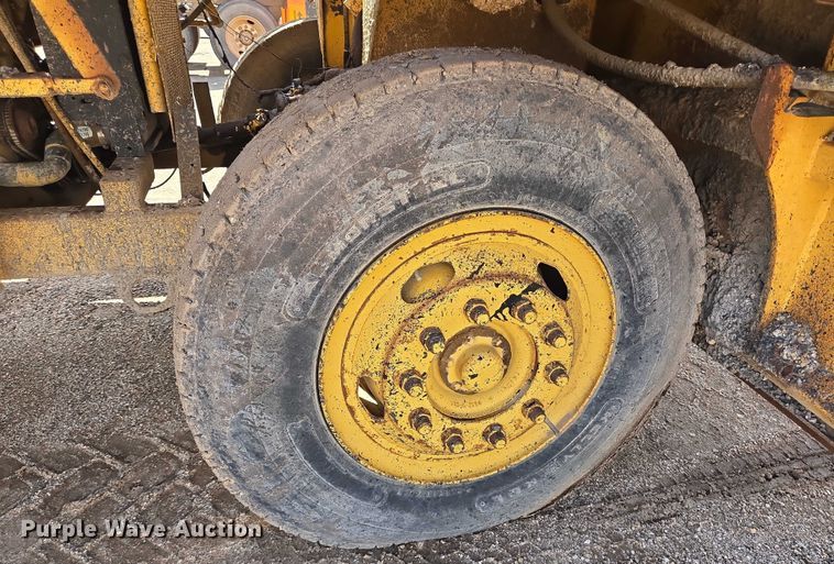 image for item DT4914 WH MFG Spread King chip spreader