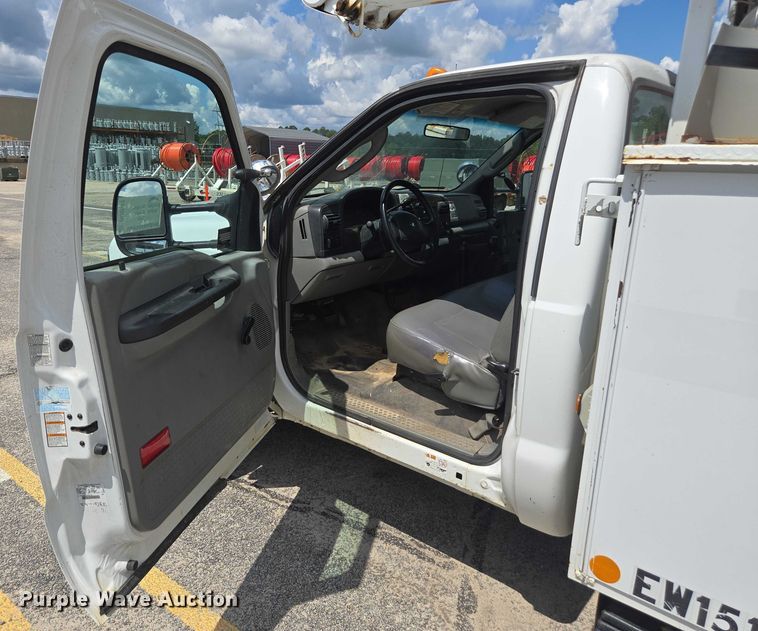 image for item DU2507 2006 Ford F550 bucket truck