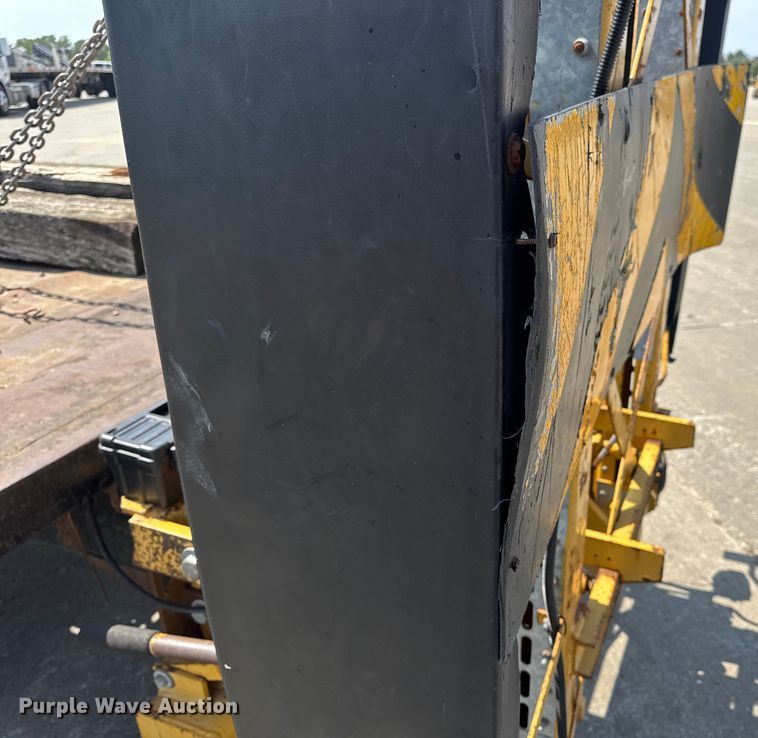 image for item DW6504 1999 International 4700  flatbed truck with crash attenuator