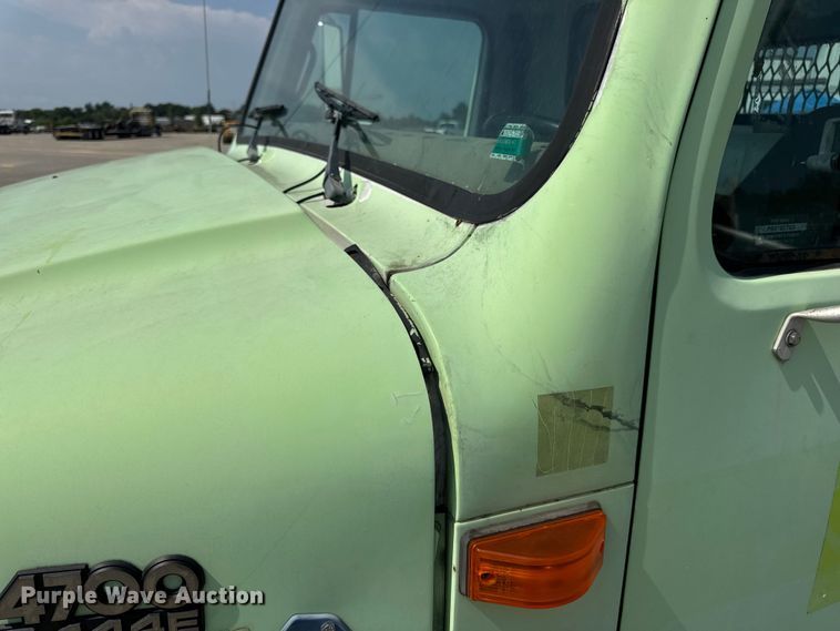 image for item DW6504 1999 International 4700  flatbed truck with crash attenuator