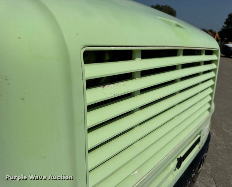 image for item DW6504 1999 International 4700  flatbed truck with crash attenuator