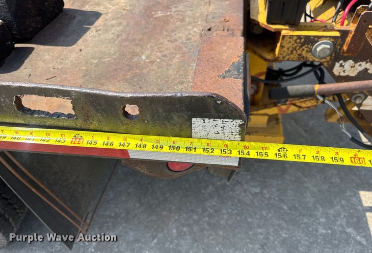 image for item DW6504 1999 International 4700  flatbed truck with crash attenuator