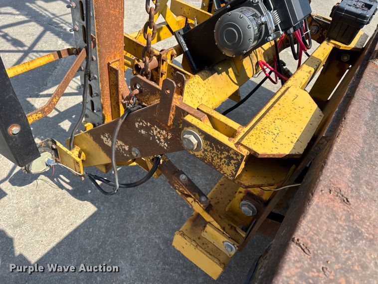 image for item DW6504 1999 International 4700  flatbed truck with crash attenuator