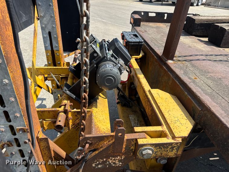 image for item DW6504 1999 International 4700  flatbed truck with crash attenuator