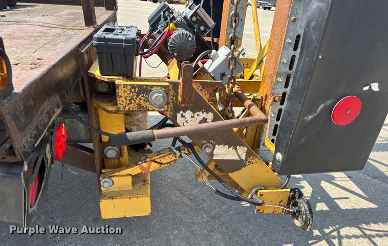 image for item DW6504 1999 International 4700  flatbed truck with crash attenuator