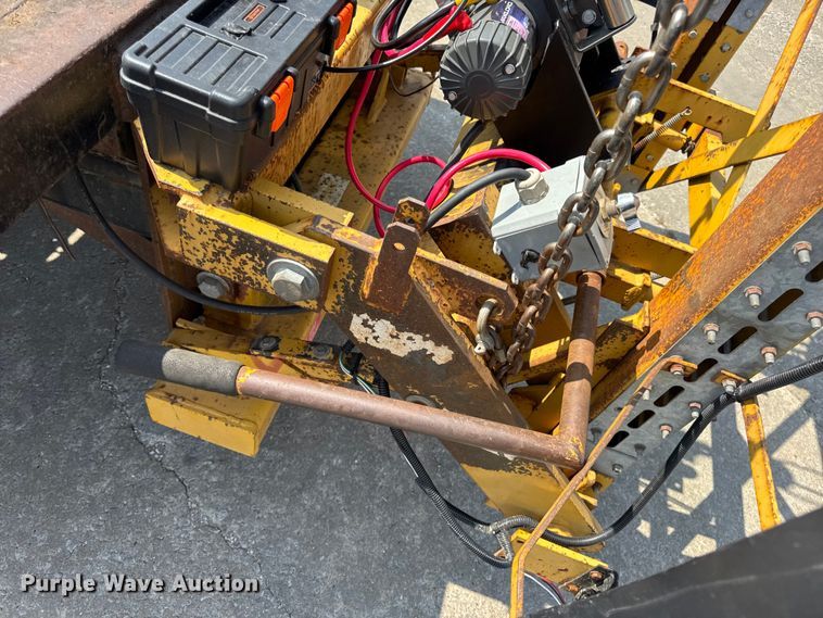 image for item DW6504 1999 International 4700  flatbed truck with crash attenuator