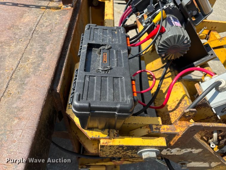 image for item DW6504 1999 International 4700  flatbed truck with crash attenuator