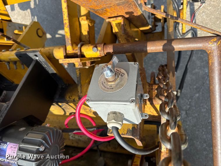 image for item DW6504 1999 International 4700  flatbed truck with crash attenuator