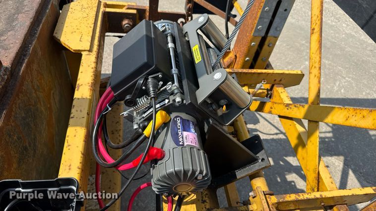 image for item DW6504 1999 International 4700  flatbed truck with crash attenuator