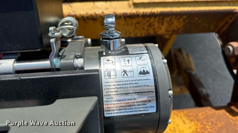 image for item DW6504 1999 International 4700  flatbed truck with crash attenuator