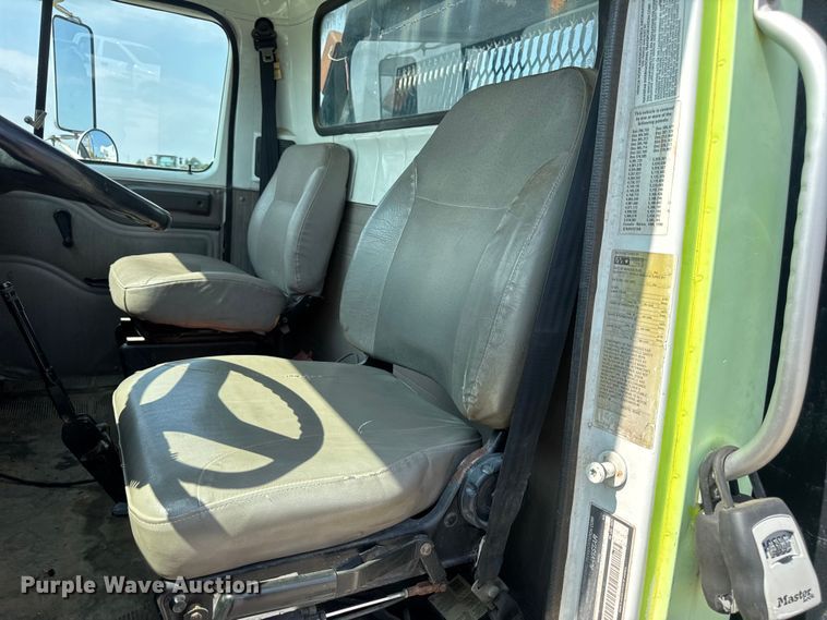 image for item DW6504 1999 International 4700  flatbed truck with crash attenuator