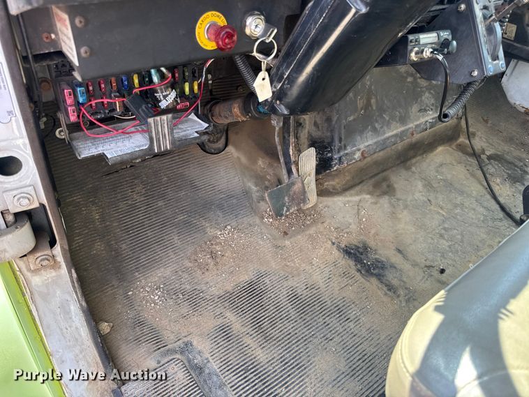 image for item DW6504 1999 International 4700  flatbed truck with crash attenuator