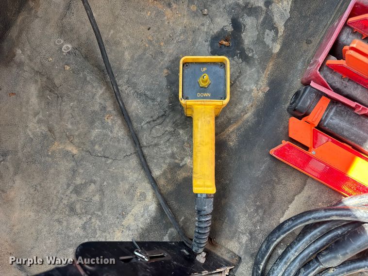 image for item DW6504 1999 International 4700  flatbed truck with crash attenuator