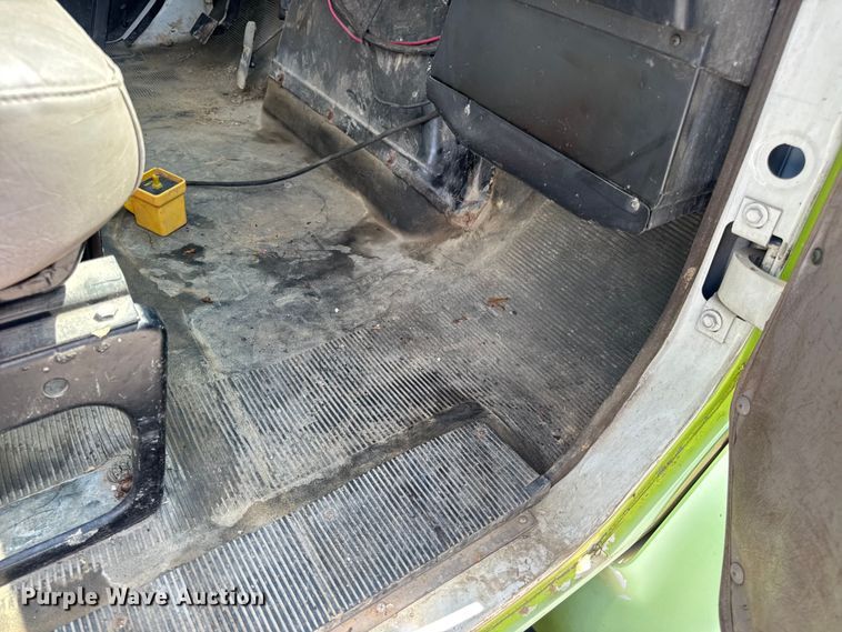 image for item DW6504 1999 International 4700  flatbed truck with crash attenuator