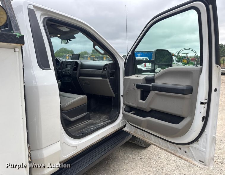 image for item DW6515 2017 Ford F550 Super Duty XL utility / service truck