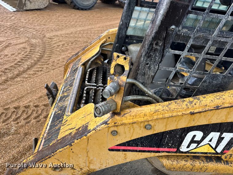 image for item DW6517 2004 Caterpillar 226B skid steer loader