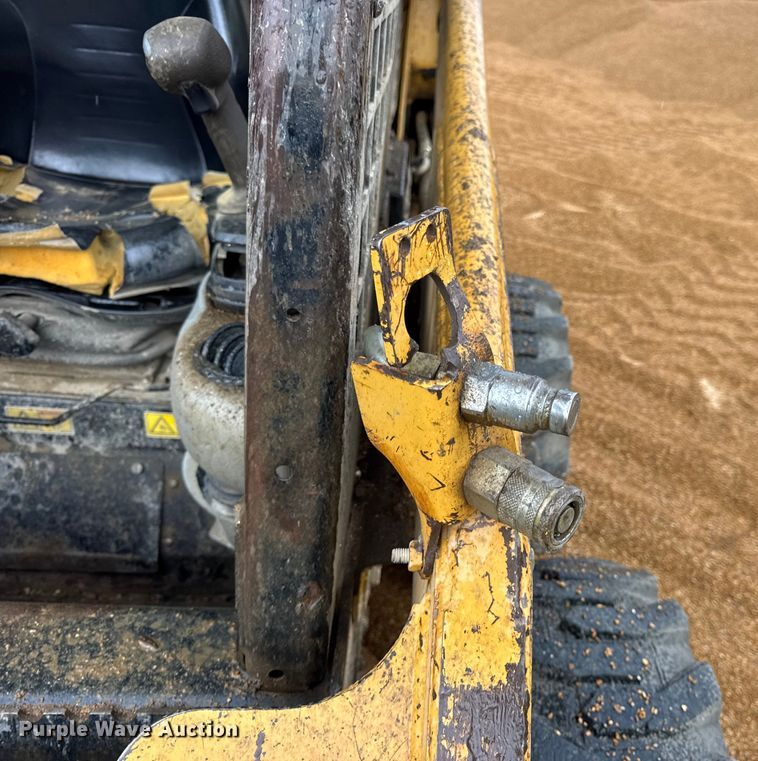 image for item DW6517 2004 Caterpillar 226B skid steer loader