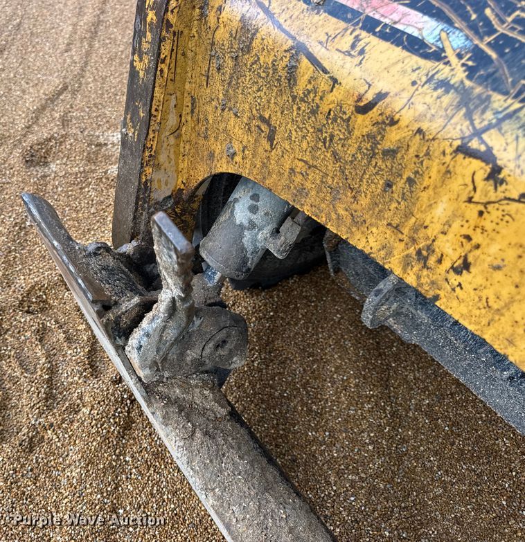 image for item DW6517 2004 Caterpillar 226B skid steer loader