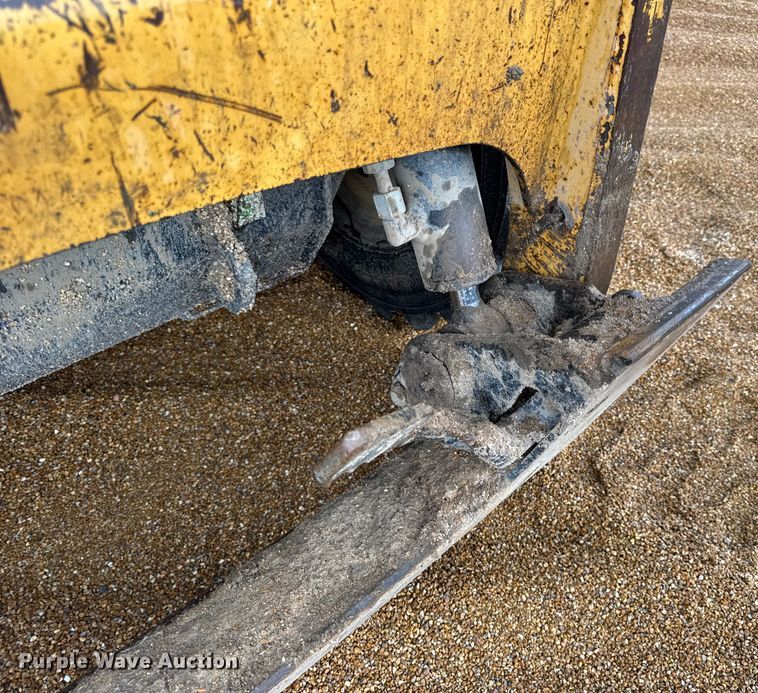 image for item DW6517 2004 Caterpillar 226B skid steer loader