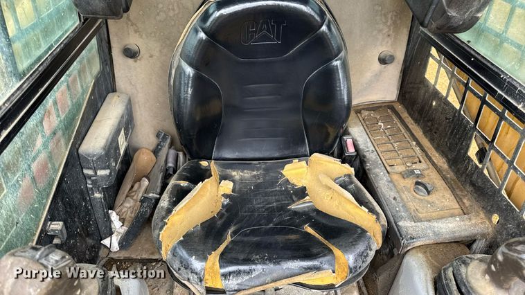 image for item DW6517 2004 Caterpillar 226B skid steer loader