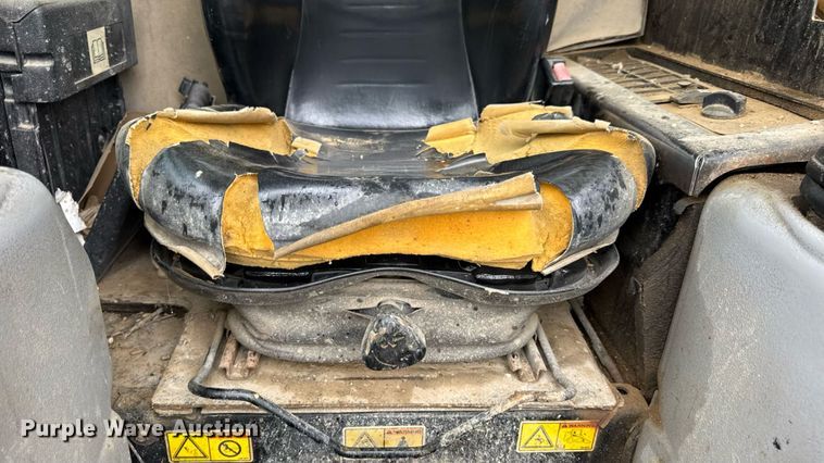 image for item DW6517 2004 Caterpillar 226B skid steer loader