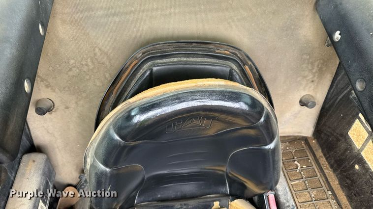 image for item DW6517 2004 Caterpillar 226B skid steer loader