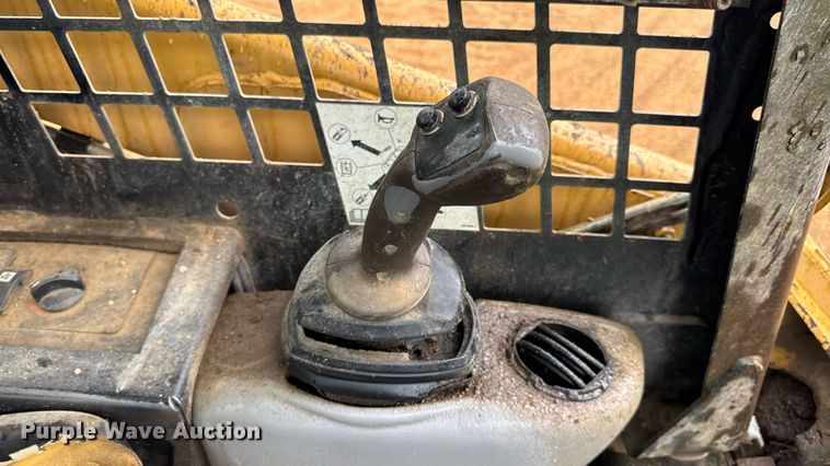 image for item DW6517 2004 Caterpillar 226B skid steer loader