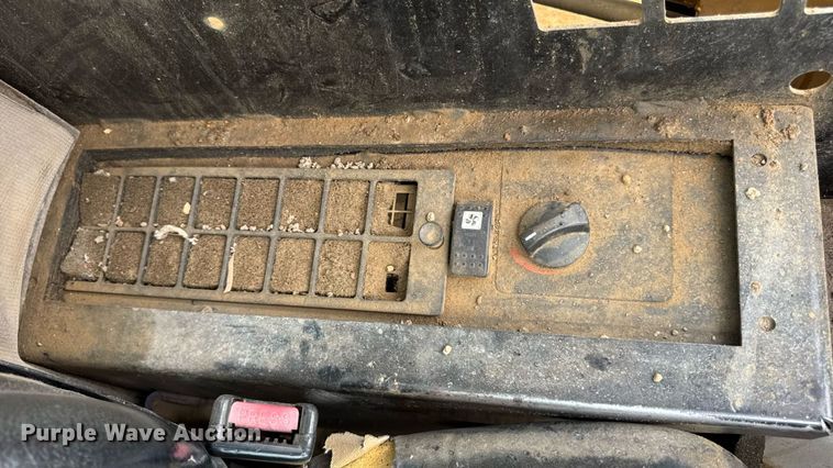 image for item DW6517 2004 Caterpillar 226B skid steer loader