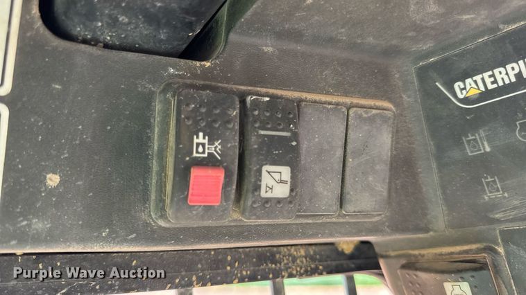image for item DW6517 2004 Caterpillar 226B skid steer loader