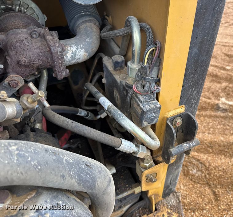 image for item DW6517 2004 Caterpillar 226B skid steer loader