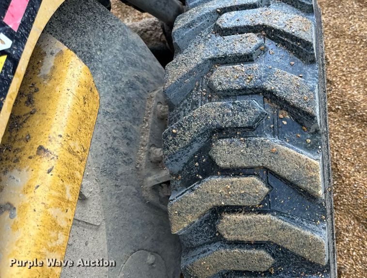 image for item DW6517 2004 Caterpillar 226B skid steer loader