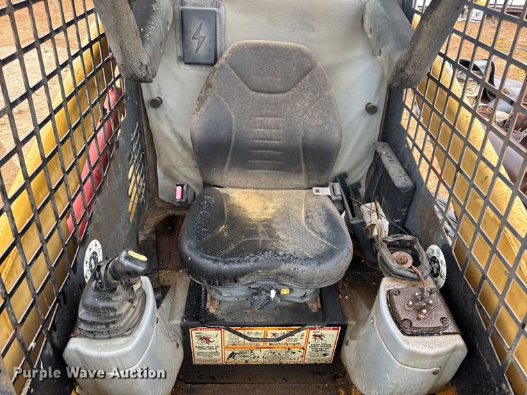 image for item DW6518 2000 Caterpillar 226 skid steer loader